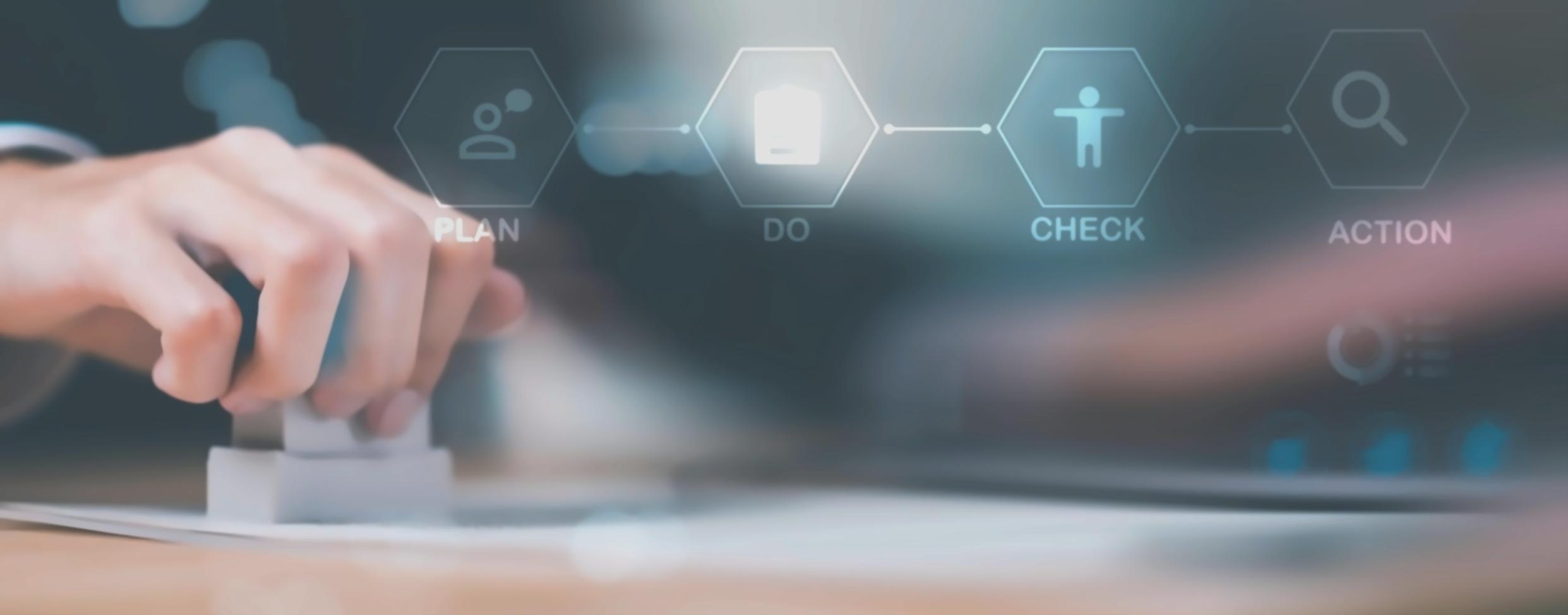 Participanți la program lucrând în sesiune de optimizare SEO